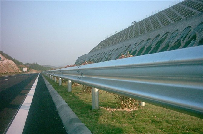 高速公路护栏设计的标准高度是多少？